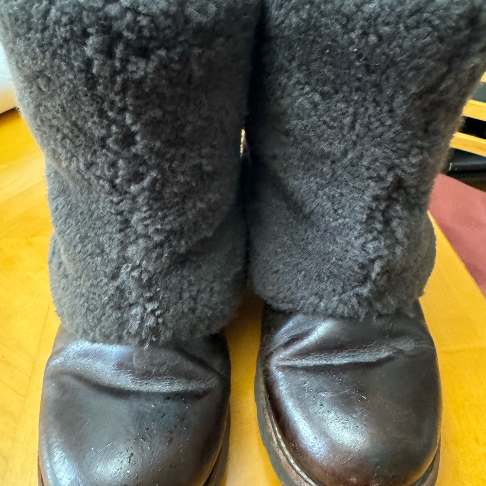 UGG MAYLIN BROWN SHEEPSKIN BOOTS - Picture 2 of 6
